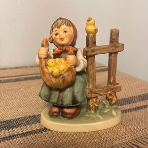 [Hummel] Vintage 1971 #385 “Chicken-Licken” Figurine